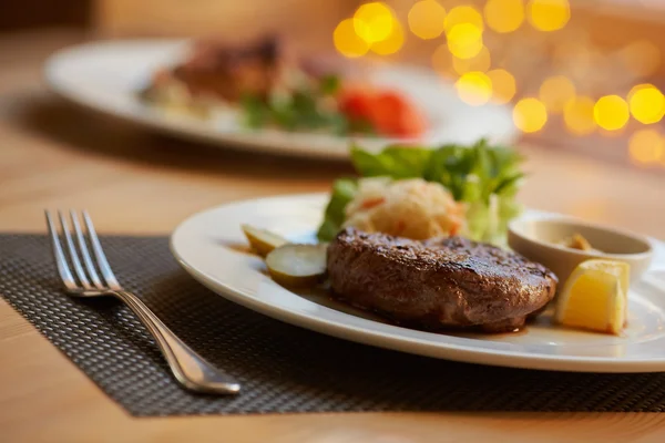 Filete con salsa y verduras — Foto de Stock