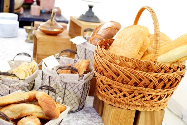 Färska bakverk och baguette — Stockfoto