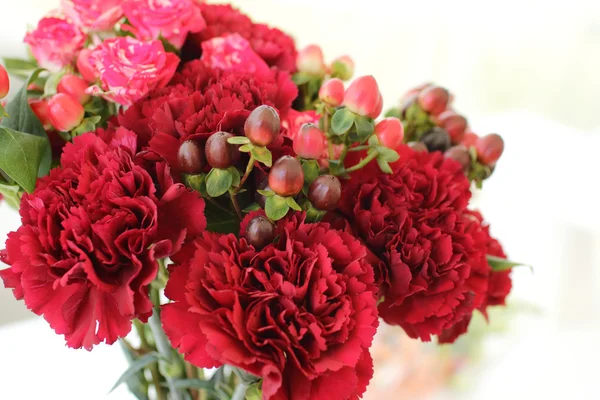 Μπουκέτο από κόκκινα λουλούδια — Φωτογραφία Αρχείου