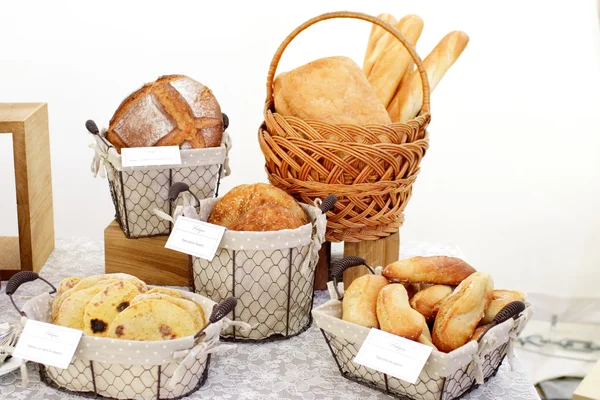 Leckeres Gebäck und Baguette — Stockfoto