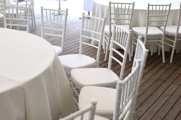 Cadeiras brancas no restaurante — Fotografia de Stock