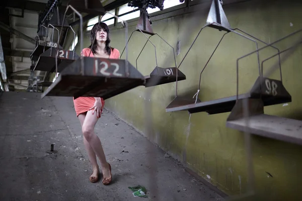 Frau in verlassener Fabrik — Stockfoto