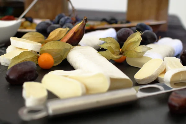 Formaggi, olive, frutti di bosco, salse, snack — Foto Stock