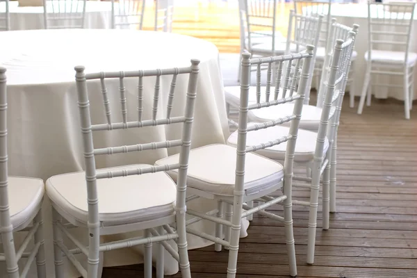 Белые стулья в ресторане — стоковое фото