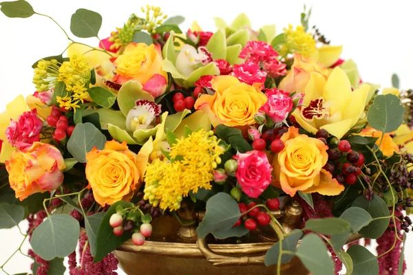 Bouquet de fleurs rouges, jaunes, blanches — Photo