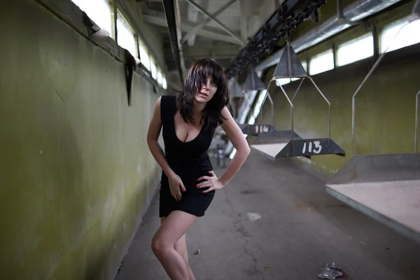 美丽的女人，在废弃的工厂 — 图库照片