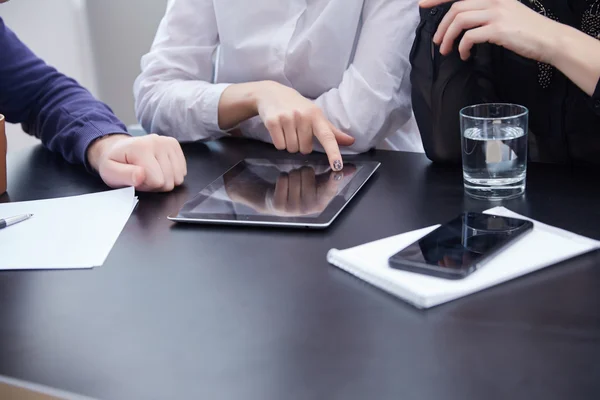 Empresários que discutem dados — Fotografia de Stock