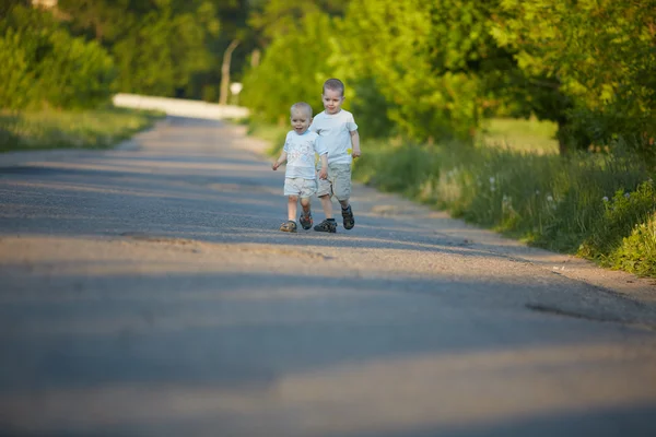 Маленькие мальчики на сельской дороге — стоковое фото