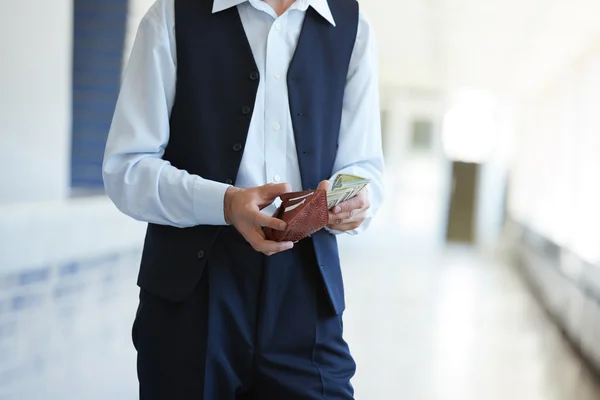 Macho con billetera con dinero — Foto de Stock