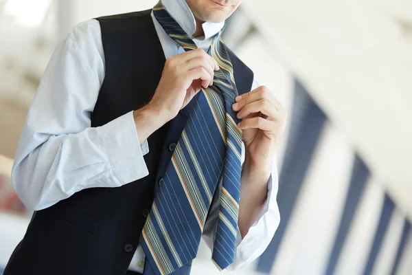 Empresario atándose la corbata — Foto de Stock