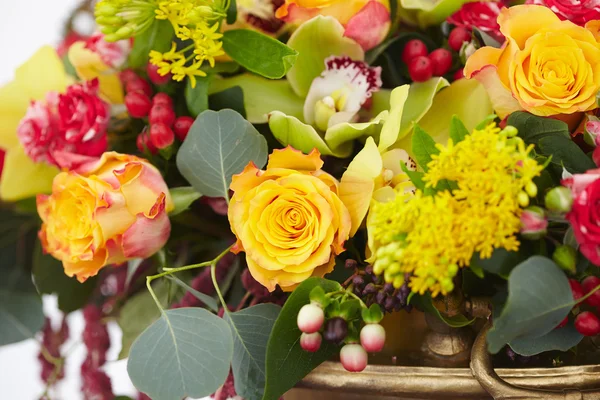 Boeket van rood, gele en witte bloemen — Stockfoto