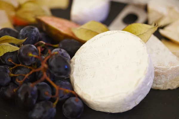 Formaggio, olive, bacche — Foto Stock