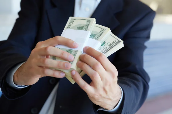 Peníze v mužských rukou — Stock fotografie