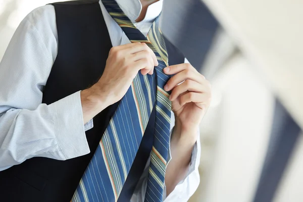 Empresario atándose la corbata — Foto de Stock