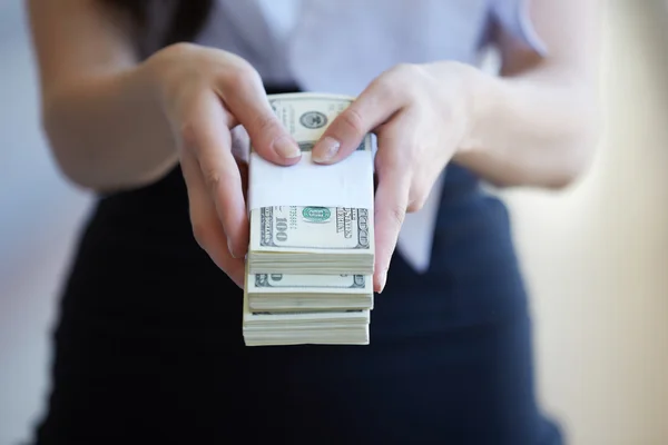 Dinheiro em mãos femininas — Fotografia de Stock