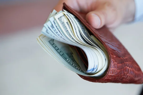 Muž hospodářství kabelku s penězi — Stock fotografie