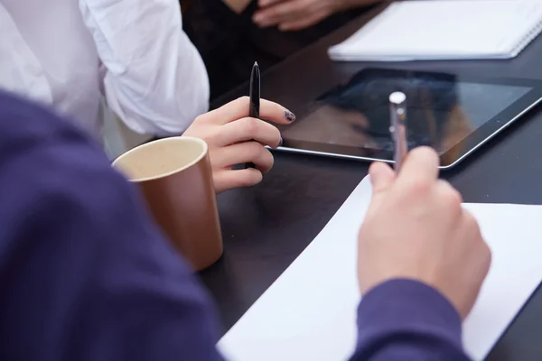 Empresários que discutem dados — Fotografia de Stock