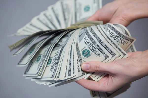 Dinero en manos femeninas —  Fotos de Stock