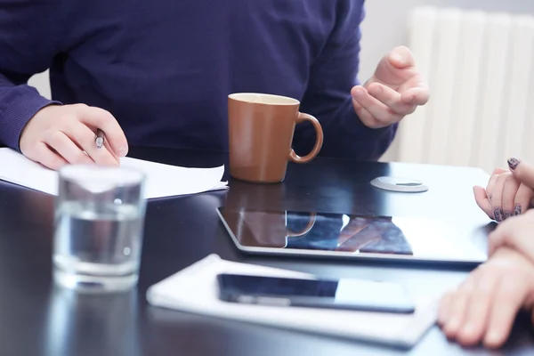 Empresarios discutiendo datos — Foto de Stock