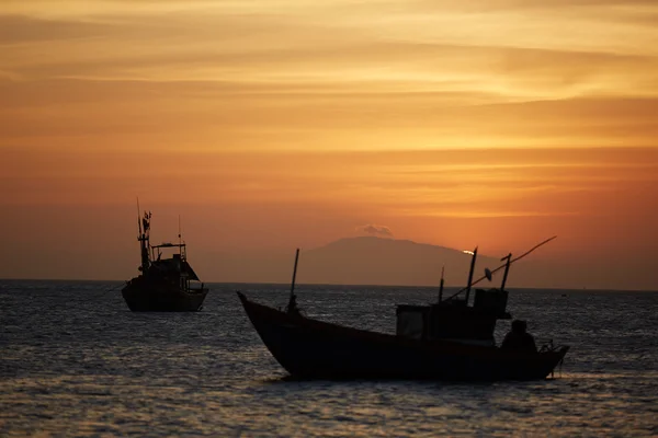 Bateaux de pêche au coucher du soleil — Photo