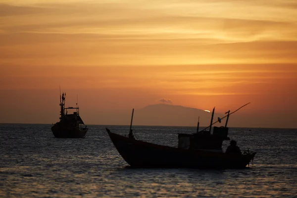 Bateaux de pêche au coucher du soleil — Photo