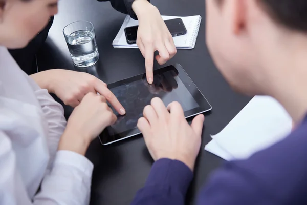 Empresários que discutem dados — Fotografia de Stock