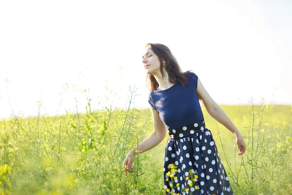 Chica en el campo de floración — Foto de Stock