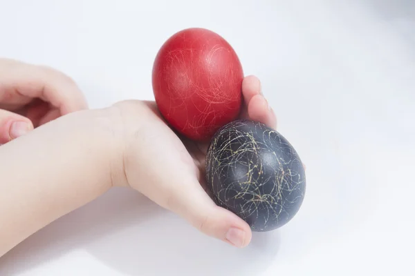 Uova di Pasqua in mano — Foto Stock