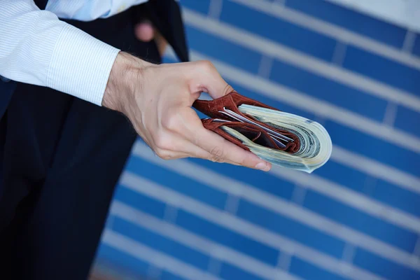 Muž s peněženku s penězi — Stock fotografie