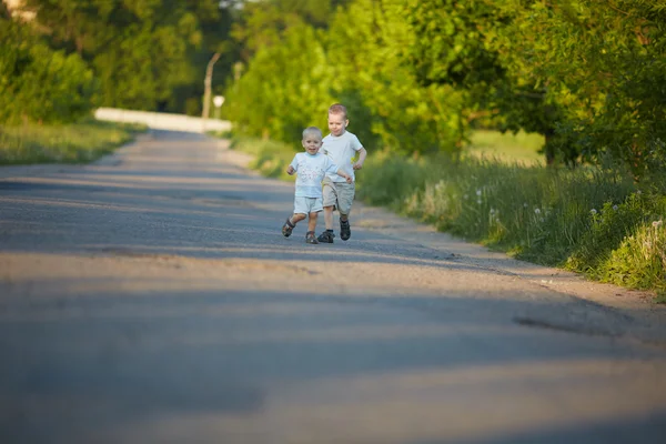 Niños pequeños en camino rural —  Fotos de Stock