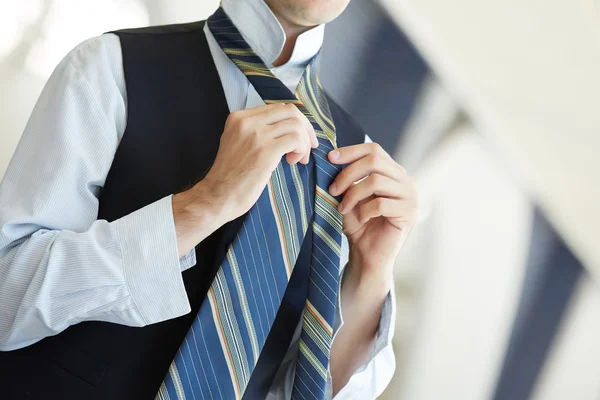 Empresario atándose la corbata — Foto de Stock