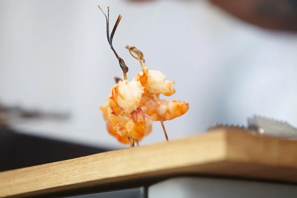 Fried shrimps on skewers — Stock Photo, Image