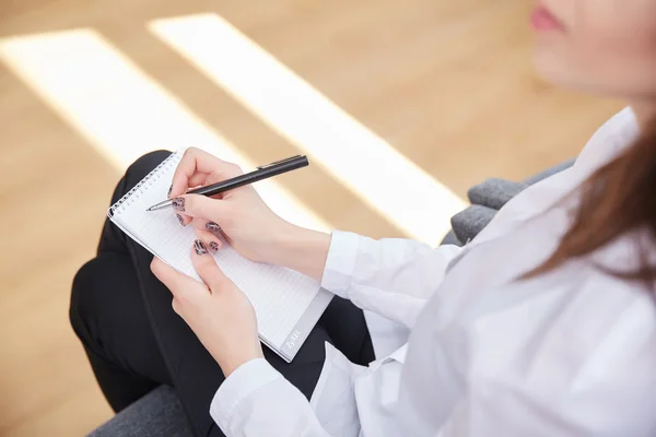 Mujer de negocios que trabaja en la oficina — Foto de Stock