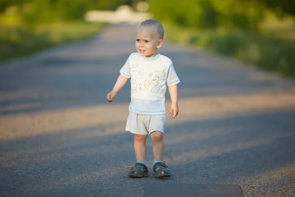 Niño en camino rural — Foto de Stock