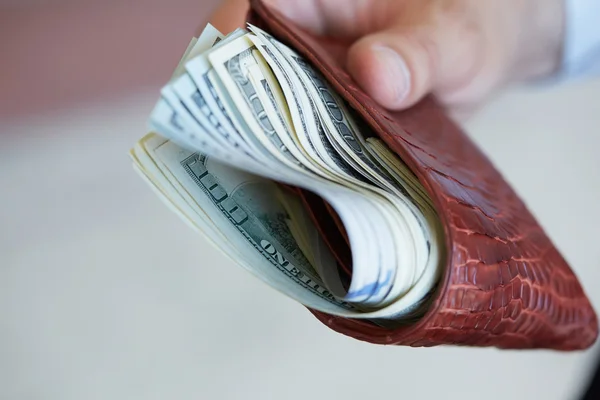 Hombre sosteniendo bolso con dinero —  Fotos de Stock