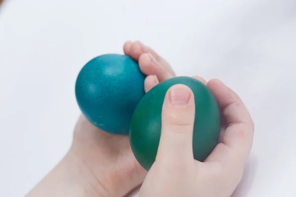 复活节彩蛋在孩子的手 — 图库照片