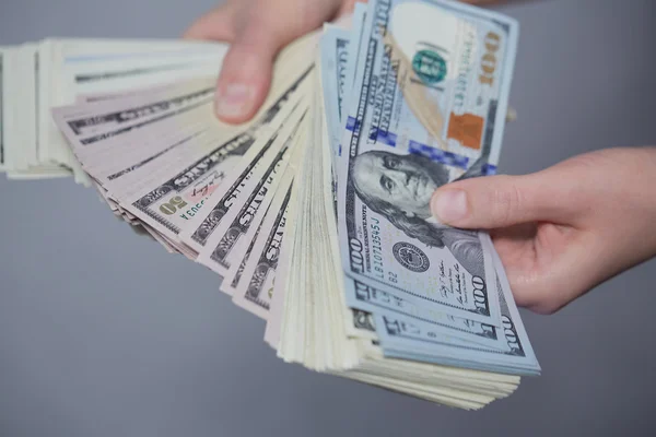 Dinero en manos femeninas — Foto de Stock