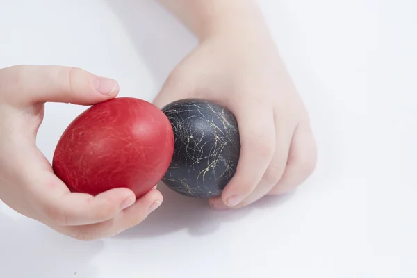 Uova di Pasqua nelle mani del bambino — Foto Stock