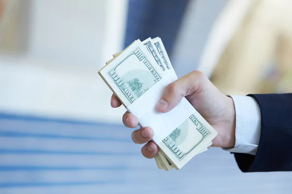 Dinero en manos masculinas —  Fotos de Stock