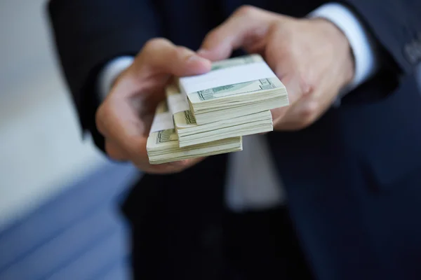 Χρήματα στα χέρια αρσενικό — Φωτογραφία Αρχείου