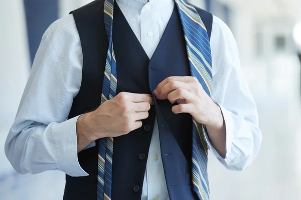 Empresario atándose la corbata — Foto de Stock