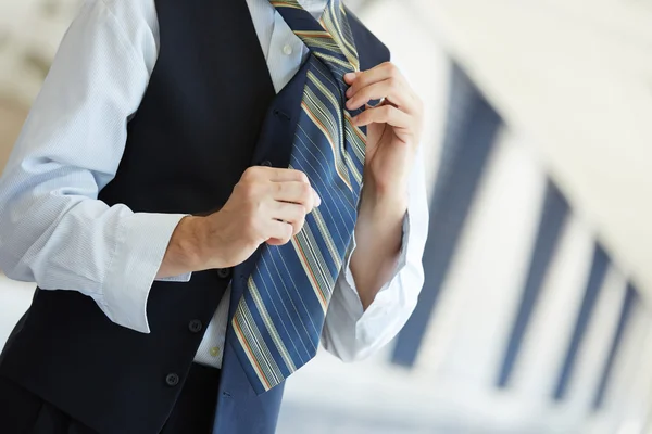 Empresario atándose la corbata — Foto de Stock