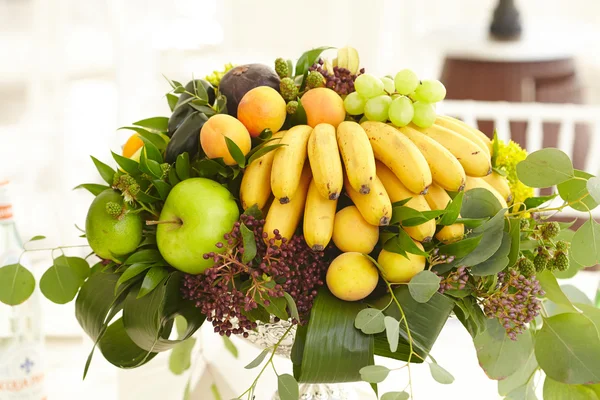 Bananer, äpplen, vindruvor, aprikoser — Stockfoto