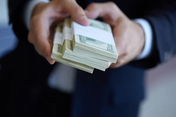 Geld in mannelijke handen — Stockfoto