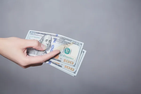 Peníze v ženských rukou — Stock fotografie
