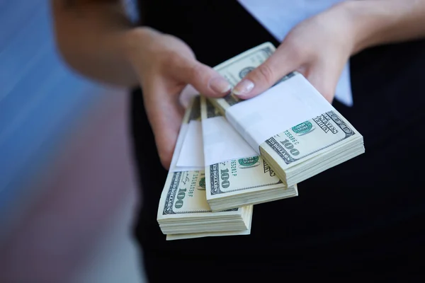 Geld in vrouwelijke handen — Stockfoto