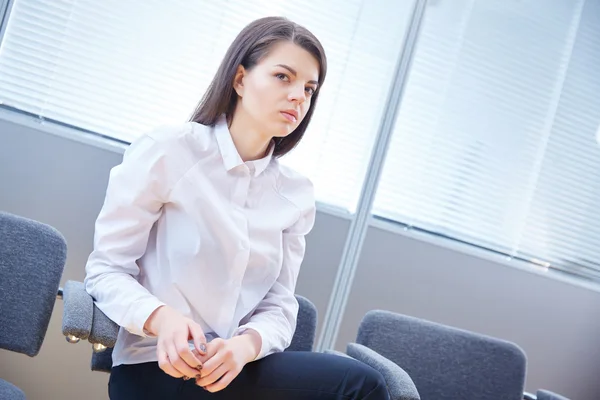 Belle femme d'affaires assise au bureau — Photo