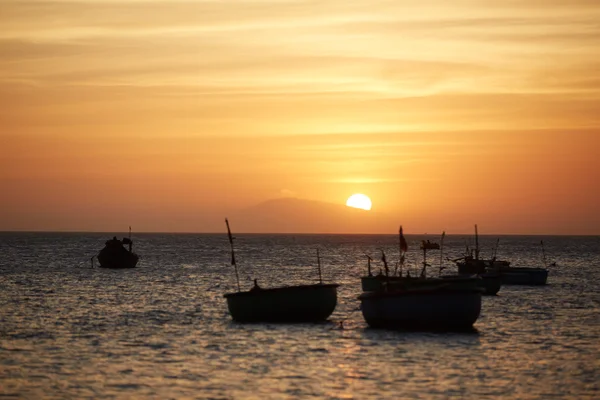 Bateaux de pêche au coucher du soleil — Photo