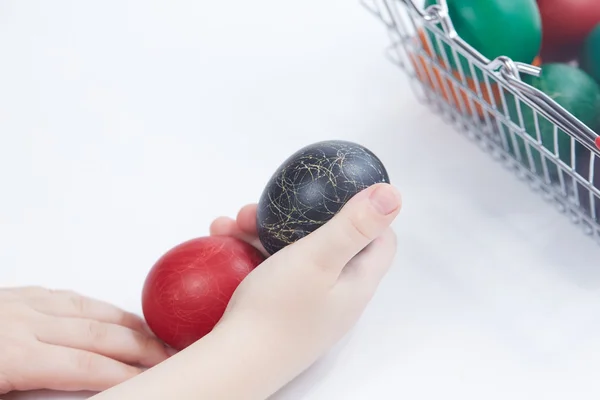 Uova di Pasqua in mani — Foto Stock