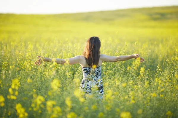 Chica en el campo de floración — Foto de Stock